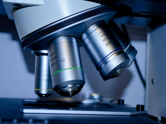 Какви са характеристиките на оптичните лещи в микроскопите?