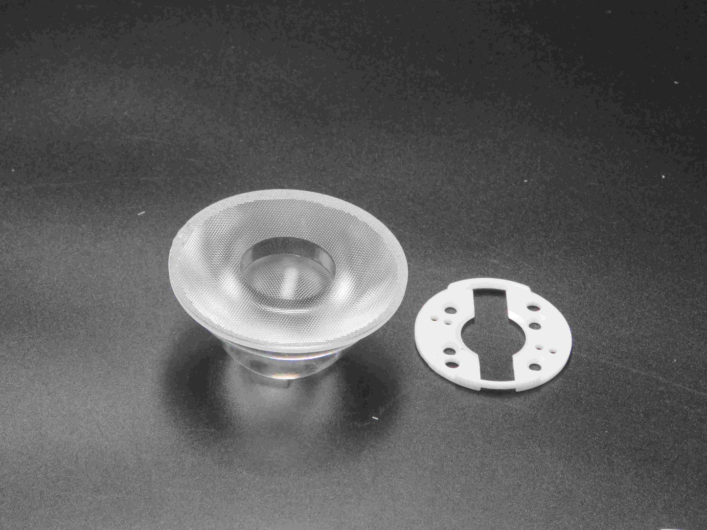 商業照明光学COBは62mm15度の丸いプラスチックレンズ供給を導きました